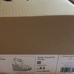 Snake spandril wedges Banana Republic size 8.5